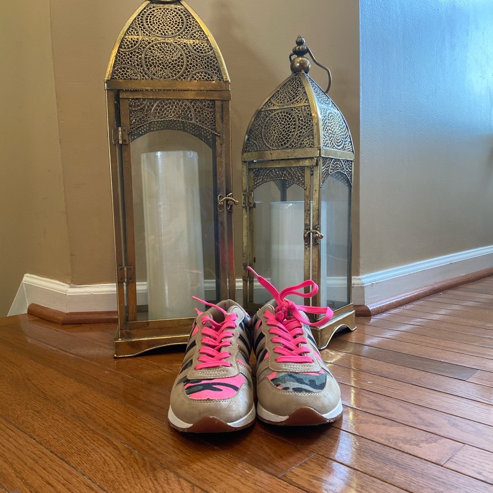 Nude sneakers with a pop